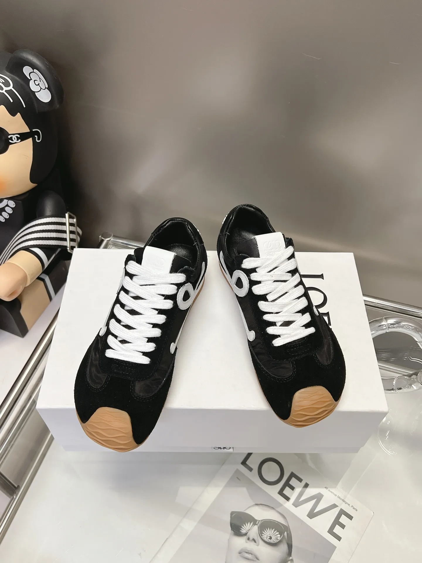 👟👟Ex-factory price 540👟👟 Original BALLET RUNNER2.0 Loewe ballet shoes! Asymmetrical toe shape, Loewe's signature design! Super soft, light and flexible original TPU sole with wavy pattern, (not ordinary rubber sole) original cover last + fierce craftsmanship wrapping feeling, the comfort is first-class! The 3D injection molded rubber LOEWE logo on the heel gives this shoe a retro and elegant interpretation, and incorporates modernity and LOEWE's unique style. There are so many colors and pictures will be updated one after another. Code number: 35-40 (41 customized)